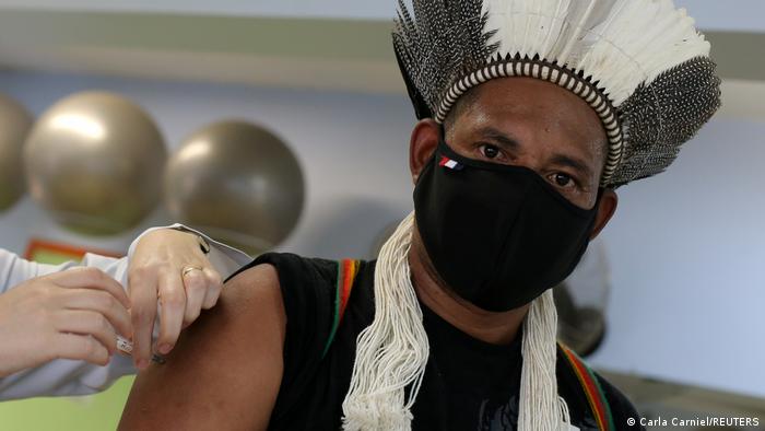 Lee más sobre el artículo Coronavirus hoy: Indígenas denuncian que mineros ilegales cambian oro por vacunas en Brasil